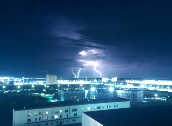 Heat, Howling Winds, and Late-Night Lightning: A Day of Extremes for Oklahoma City